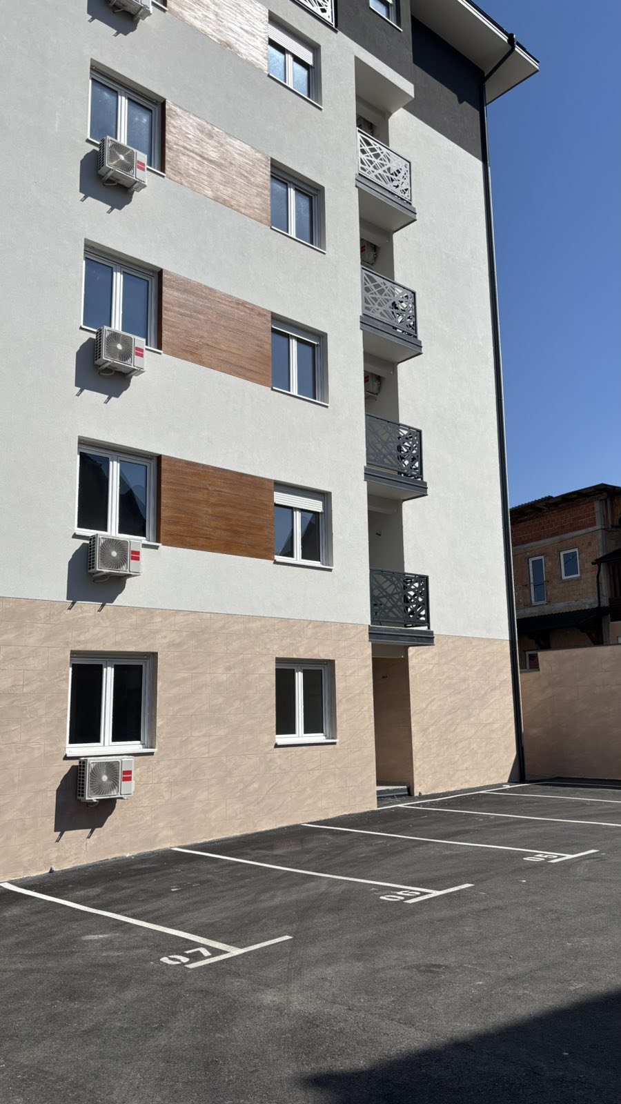 Izdaje se Lokal u Čajetini - Poslovni prostor - Izdavanje - Čajetina